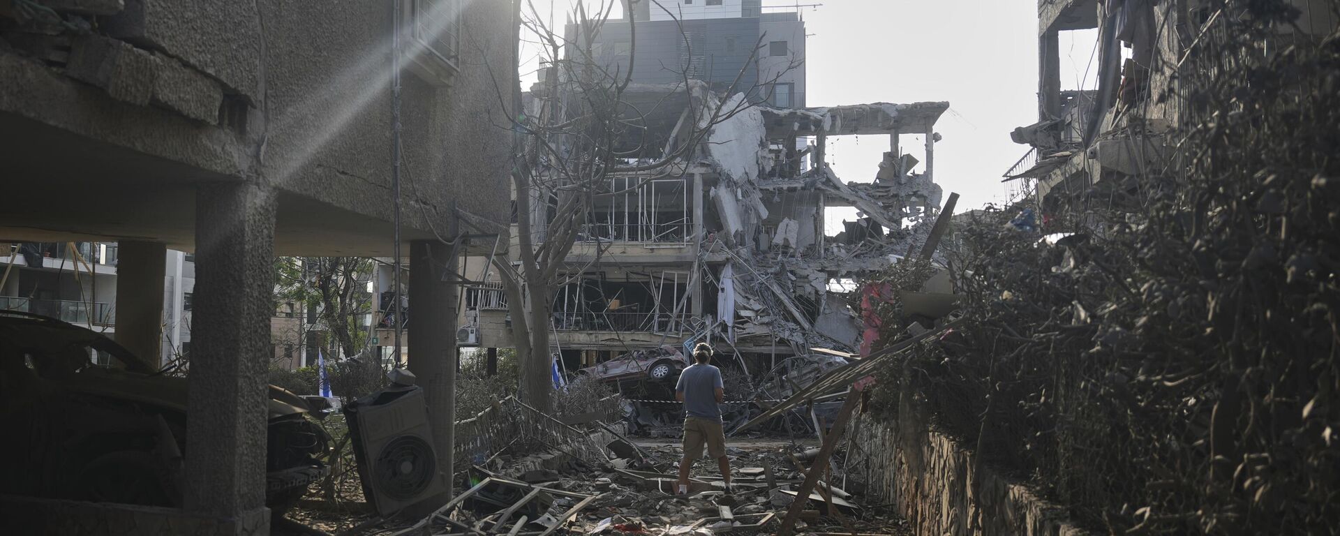People look at a destroyed residential building that was hit by a missile fired from Iran, in Ramat Gan, near Tel Aviv, Israel on Saturday, June 14, 2025.  - Sputnik International, 1920, 15.06.2025
