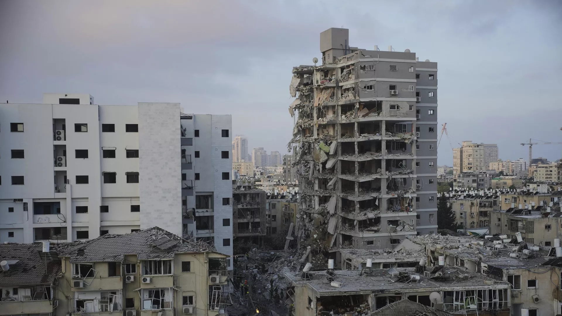 Building hit by a missile fired from Iran, near Tel Aviv, Israel - Sputnik International, 1920, 15.06.2025