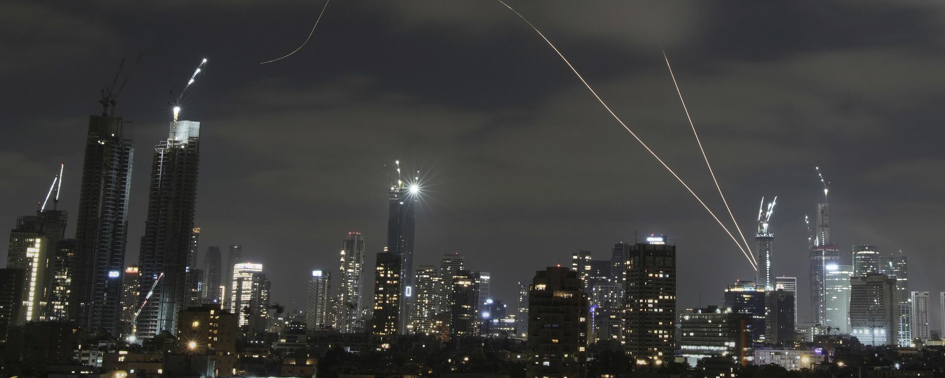 The Israeli Iron Dome air defense system fires to intercept missiles over Tel Aviv, Israel, Sunday, June 15, 2025. - Sputnik International, 1920, 15.06.2025