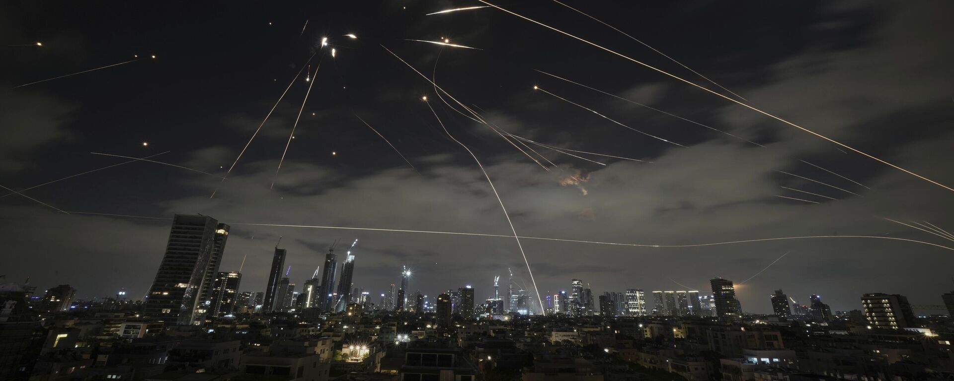 The Israeli Iron Dome air defense system fires to intercept missiles during an Iranian attack over Tel Aviv, Israel, Sunday, June 15, 2025. - Sputnik International, 1920, 16.06.2025
