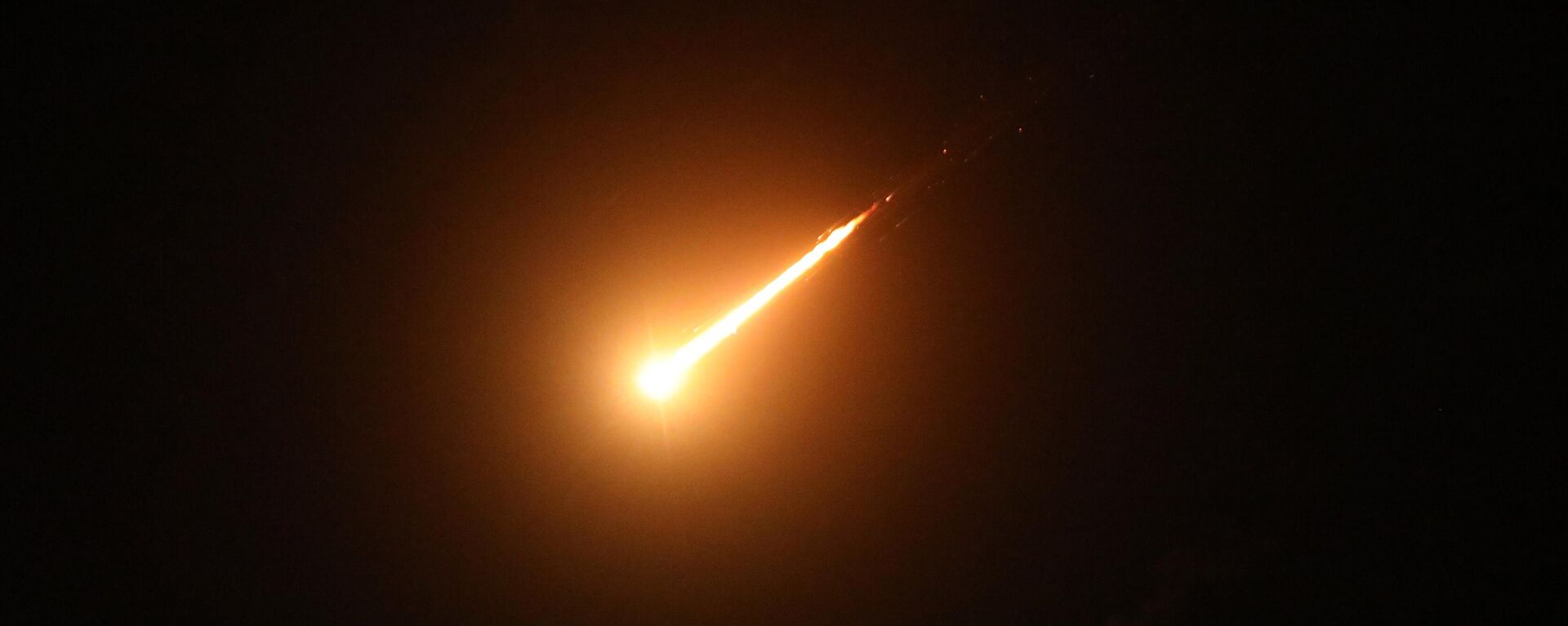 Iran's continues its retaliatory attacks with ballistic missiles towards Israel as seen from Hebron, West Bank o - Sputnik International, 1920, 17.06.2025