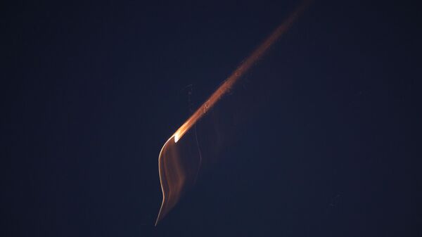 Missiles fired from Iran are seen streaking across the skies over the city of Hebron in the West Bank - Sputnik International