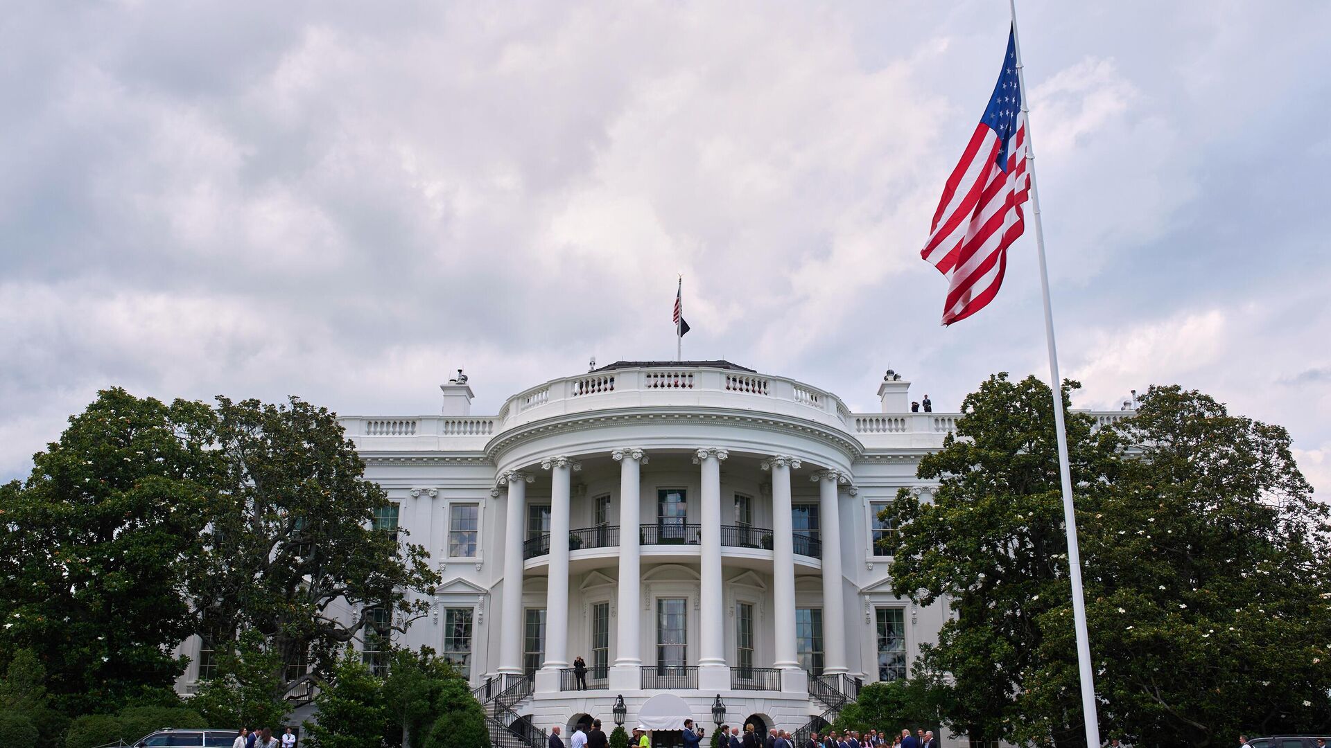 A flag pole stands on the South Lawn of the White House, Wednesday, June 18, 2025, in Washington.  - Sputnik International, 1920, 19.06.2025