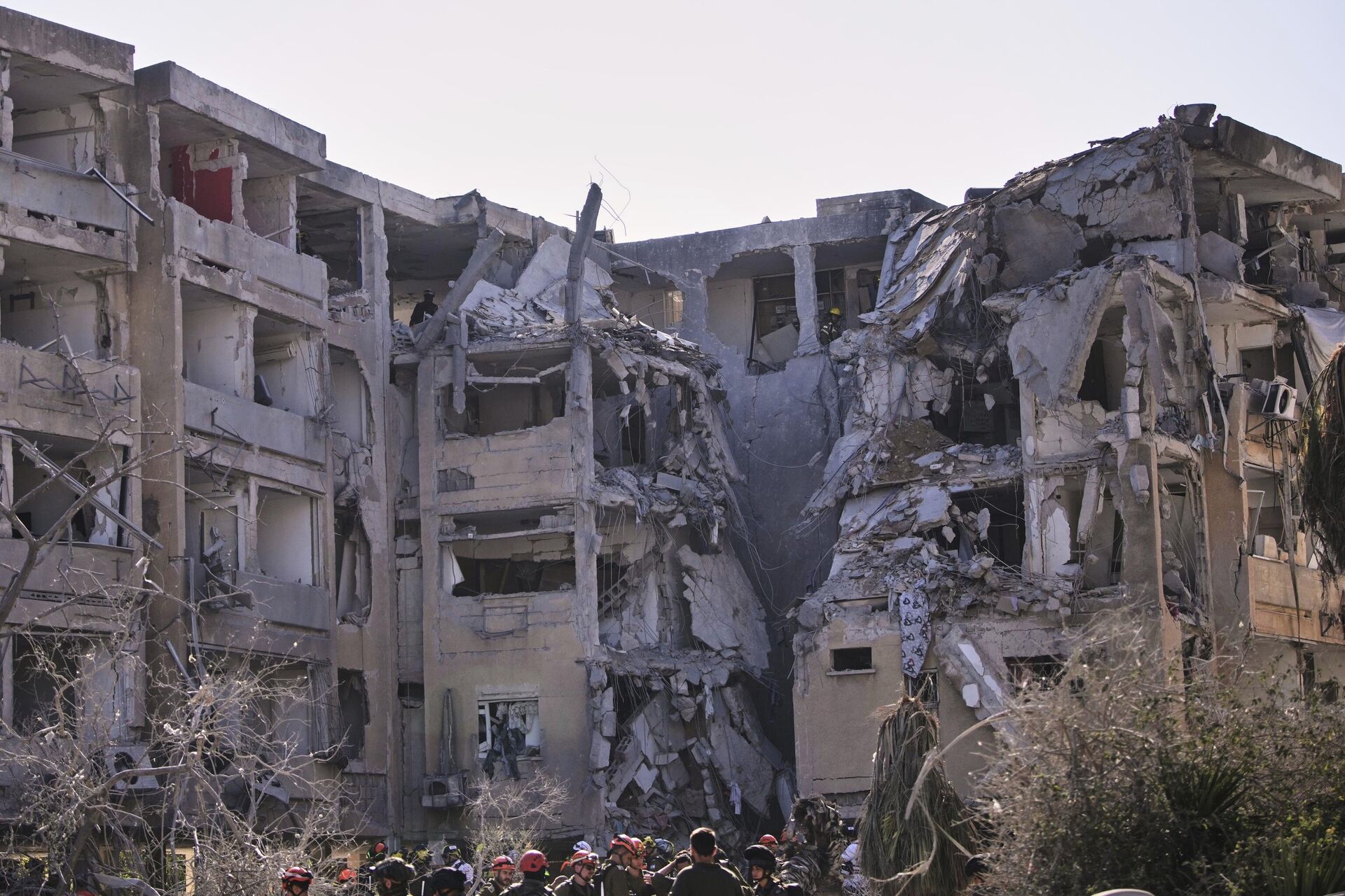 Israeli security forces inspect a destroyed building that were hit by a missile fired from Iran, in Holon, near Tel Aviv, Israel, Thursday, June 19, 2025.  - Sputnik International, 1920, 19.06.2025