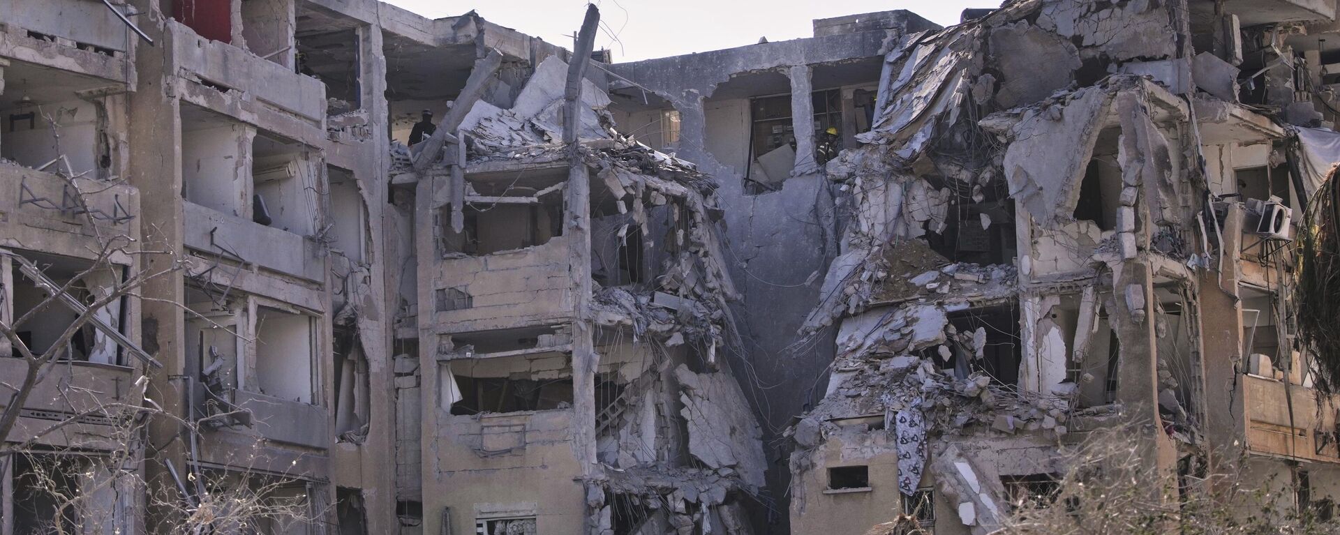 Israeli security forces inspect a destroyed building that were hit by a missile fired from Iran, in Holon, near Tel Aviv, Israel, Thursday, June 19, 2025.  - Sputnik International, 1920, 21.06.2025