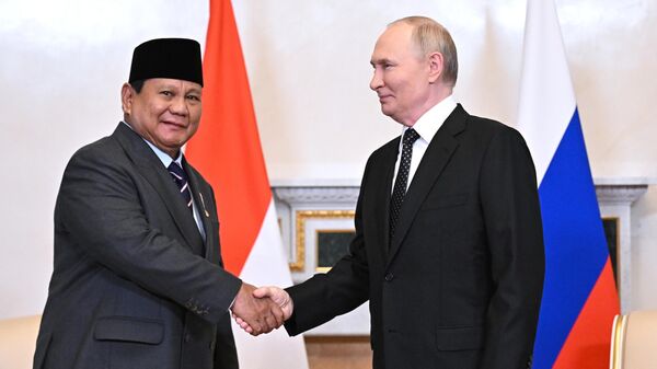 Indonesian President Prabowo Subianto and Russian President Vladimir Putin at the 2025 St. Petersburg International Economic Forum (SPIEF) - Sputnik International