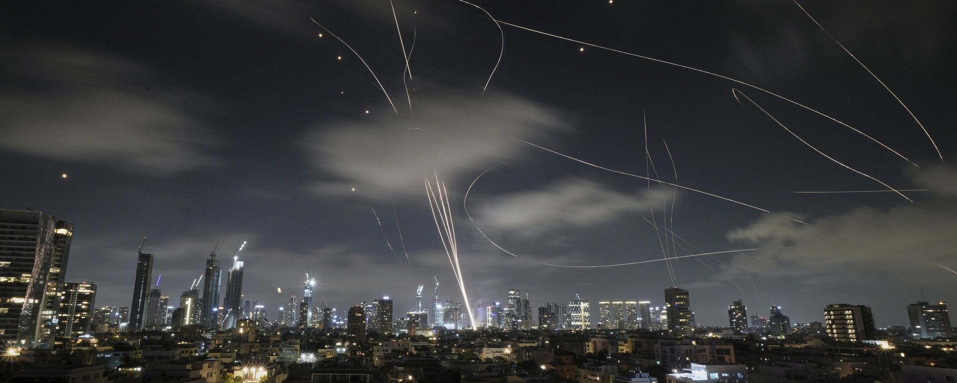 The Israeli Iron Dome air defense system fires to intercept missiles during an Iranian attack over Tel Aviv, Israel. - Sputnik International, 1920, 19.06.2025