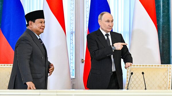 Russian President Vladimir Putin and Indonesian counterpart Prabowo Subianto - Sputnik International