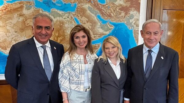 Reza Pahlavi and his wife Yasmin meat with Israeli Prime Minister Benjamin Netanyahu and his wife Sara. April 2023. - Sputnik International