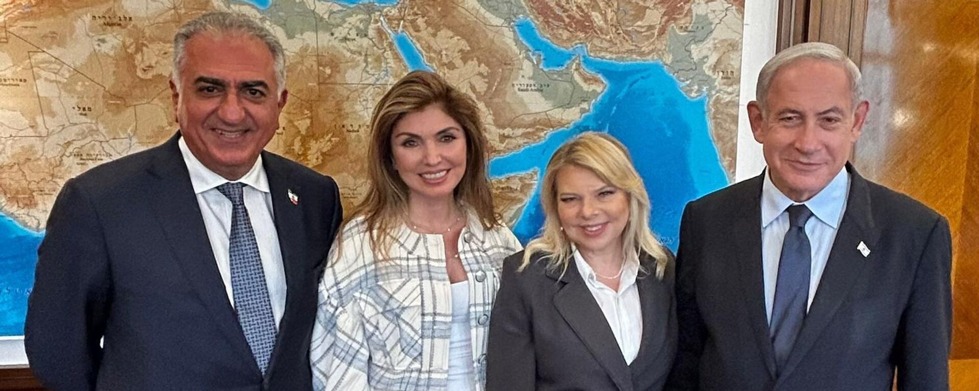 Reza Pahlavi and his wife Yasmin meat with Israeli Prime Minister Benjamin Netanyahu and his wife Sara. April 2023. - Sputnik International, 1920, 19.06.2025