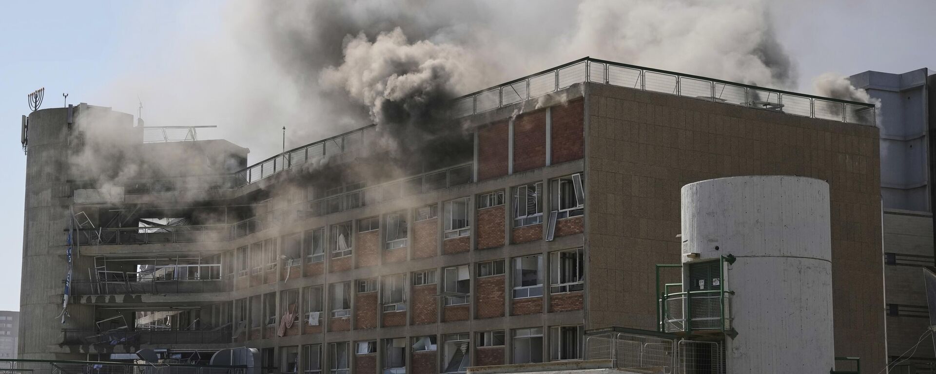 Smokes rises from a building of the Soroka hospital complex after it was hit by a missile fired from Iran in Beersheba, Israel. - Sputnik International, 1920, 20.06.2025