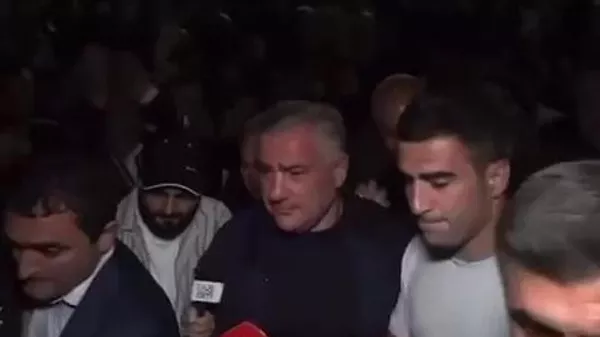 Russian entrepreneur, head of Tashir Group Samvel Karapetyan (center) at his home in Yerevan (screenshot of the video). Law enforcement officers of Armenia are conducting searches in the house, S. Karapetyan's friends and acquaintances have gathered in the courtyard. Earlier, Samvel Karapetyan issued a statement in defense of the Armenian Apostolic Church after Armenian Prime Minister Nikol Pashinyan's critical remarks about its top hierarchs. - Sputnik International