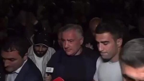 Russian entrepreneur, head of Tashir Group Samvel Karapetyan (center) at his home in Yerevan (screenshot of the video). Law enforcement officers of Armenia are conducting searches in the house, S. Karapetyan's friends and acquaintances have gathered in the courtyard. Earlier, Samvel Karapetyan issued a statement in defense of the Armenian Apostolic Church after Armenian Prime Minister Nikol Pashinyan's critical remarks about its top hierarchs. - Sputnik International