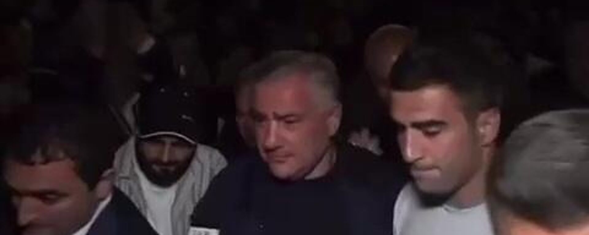 Russian entrepreneur, head of Tashir Group Samvel Karapetyan (center) at his home in Yerevan (screenshot of the video). Law enforcement officers of Armenia are conducting searches in the house, S. Karapetyan's friends and acquaintances have gathered in the courtyard. Earlier, Samvel Karapetyan issued a statement in defense of the Armenian Apostolic Church after Armenian Prime Minister Nikol Pashinyan's critical remarks about its top hierarchs. - Sputnik International, 1920, 20.06.2025