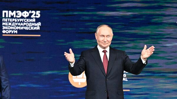 Russian President Vladimir Putin takes the stage at the plenary session of the St. Petersburg International Economic Forum - Sputnik International