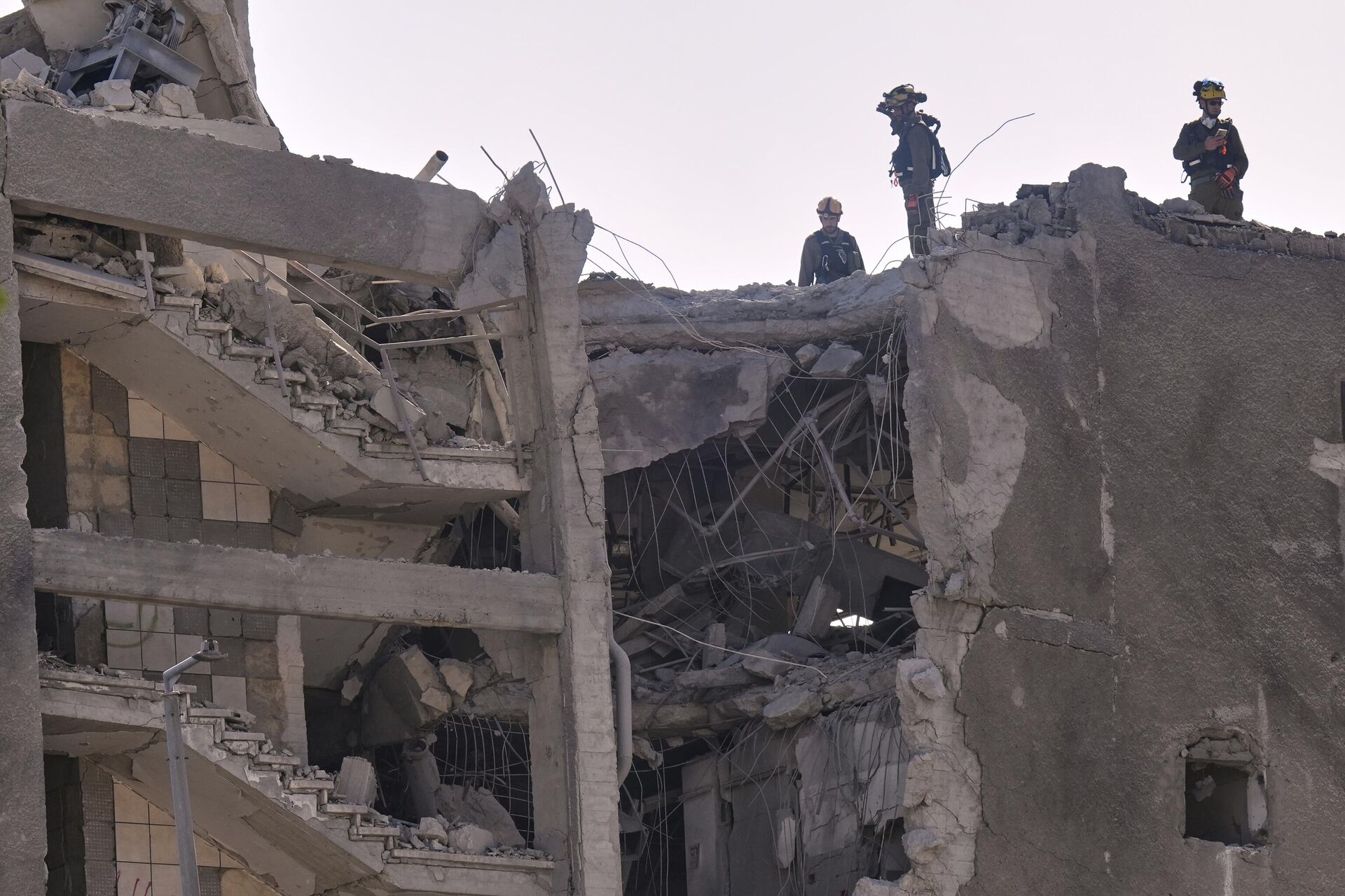 Israeli home front command units work in an unpopulated damaged building after it was hit by a missile fired from Iran, in Haifa, Israel, Friday, June 20, 2025.  - Sputnik International, 1920, 21.06.2025