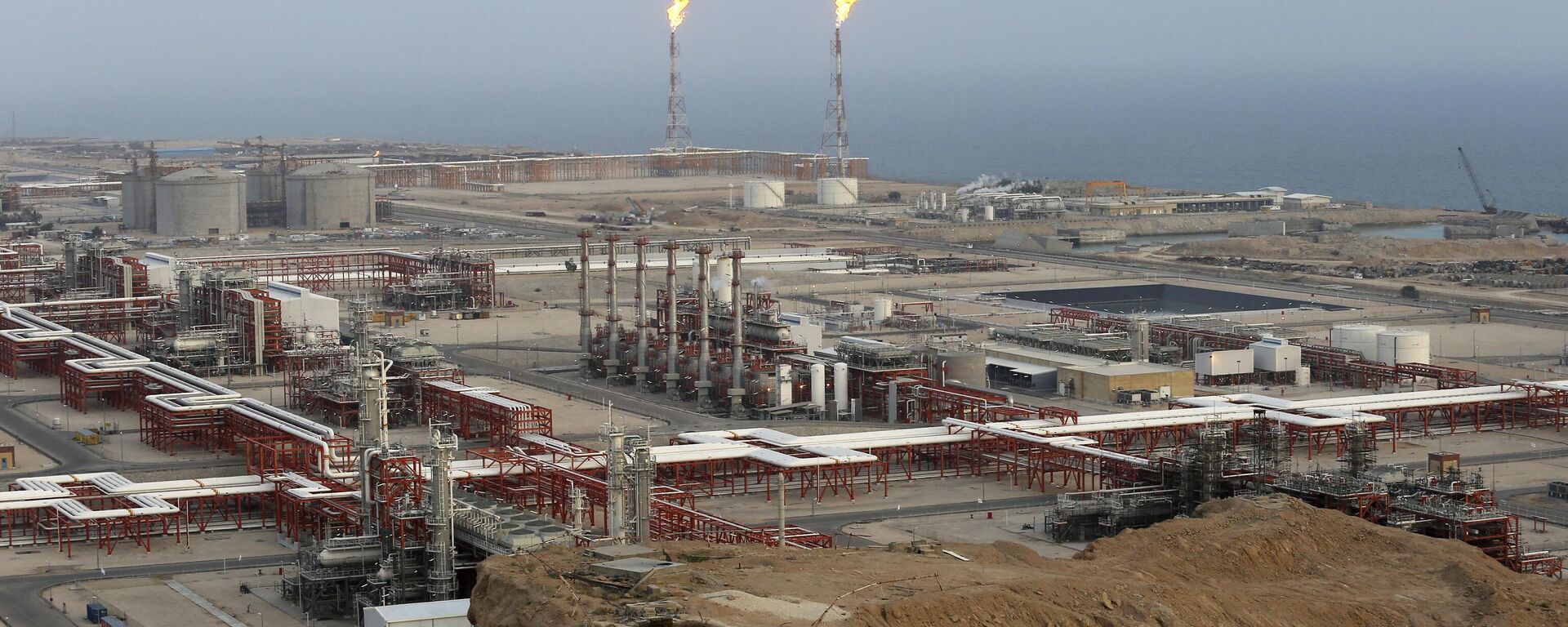 A natural gas refinery is visible at the South Pars gas field on the northern coast of the Persian Gulf, in Asaluyeh, Iran on March 16, 2019.  - Sputnik International, 1920, 21.06.2025