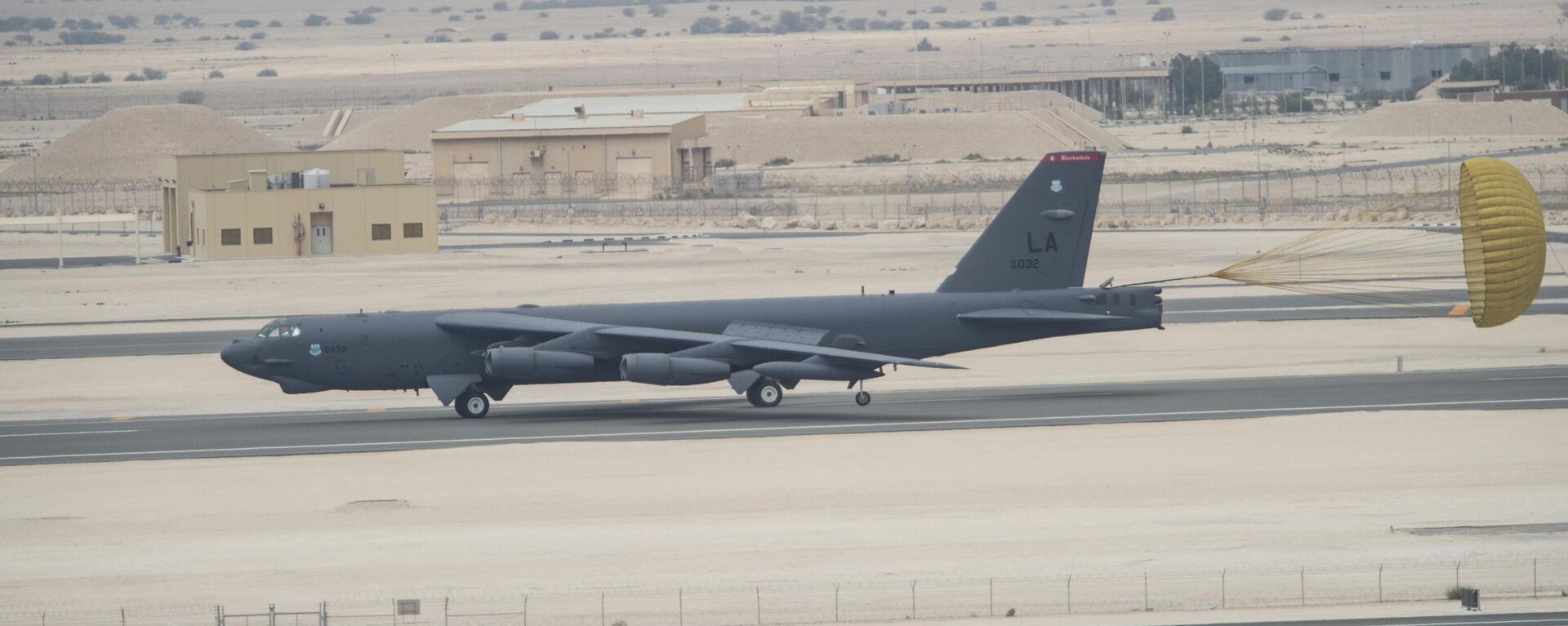A B-52 Stratofortress from Barksdale Air Force Base, Louisiana, touches down at Al Udeid Air Base, Qatar, April 9, 2016. - Sputnik International, 1920, 23.06.2025