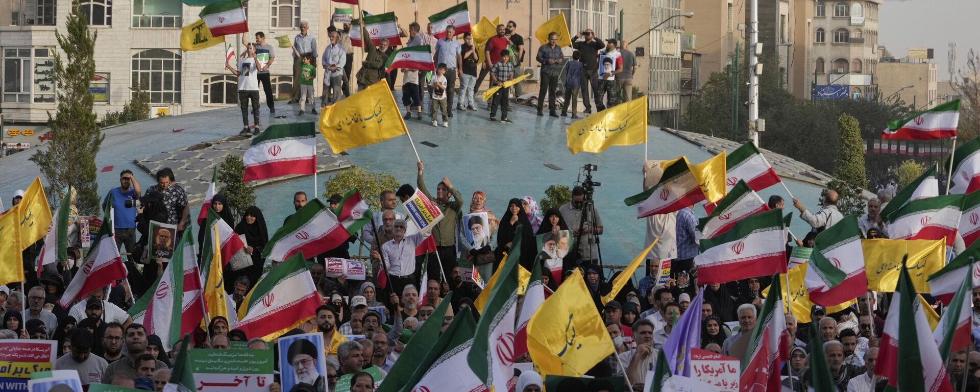 Iranian protesters wave their country's flags and banners containing slogans in support of Supreme Leader Ayatollah Ali Khamenei in an anti-U.S. and anti-Israeli rally at Enqelab-e-Eslami (Islamic Revolution) square in downtown Tehran, Iran, Tuesday, June 24, 2025. - Sputnik International, 1920, 09.01.2026
