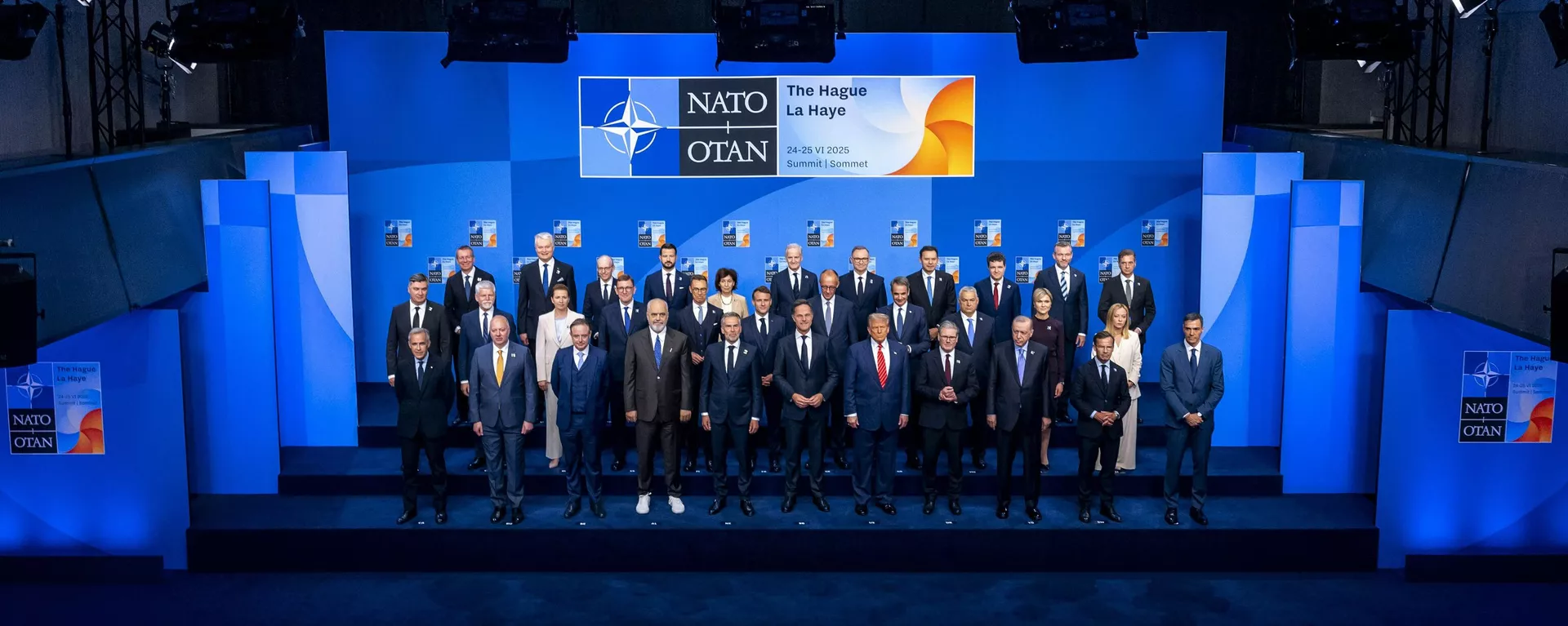 Heads of NATO states pose for a family photo at the NATO Heads of State and Government Summit in the Hague, - Sputnik International, 1920, 26.06.2025