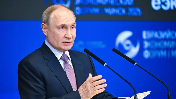 Russian President Vladimir Putin takes part in the plenary session of the IV Eurasian Economic Forum in Minsk. - Sputnik International