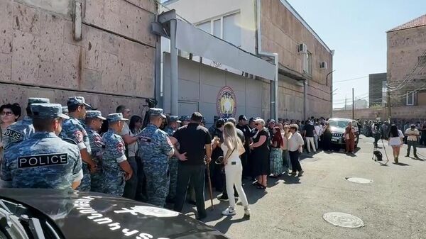People gathered outside the building of the Investigative Committee of Armenia in Yerevan - Sputnik International
