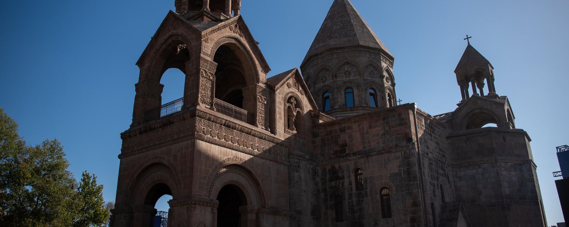 Etchmiadzin Cathedral, the mother church of the Armenian Apostolic Church, in the city of Vagharshapat, Armenia. - Sputnik International, 1920, 02.07.2025