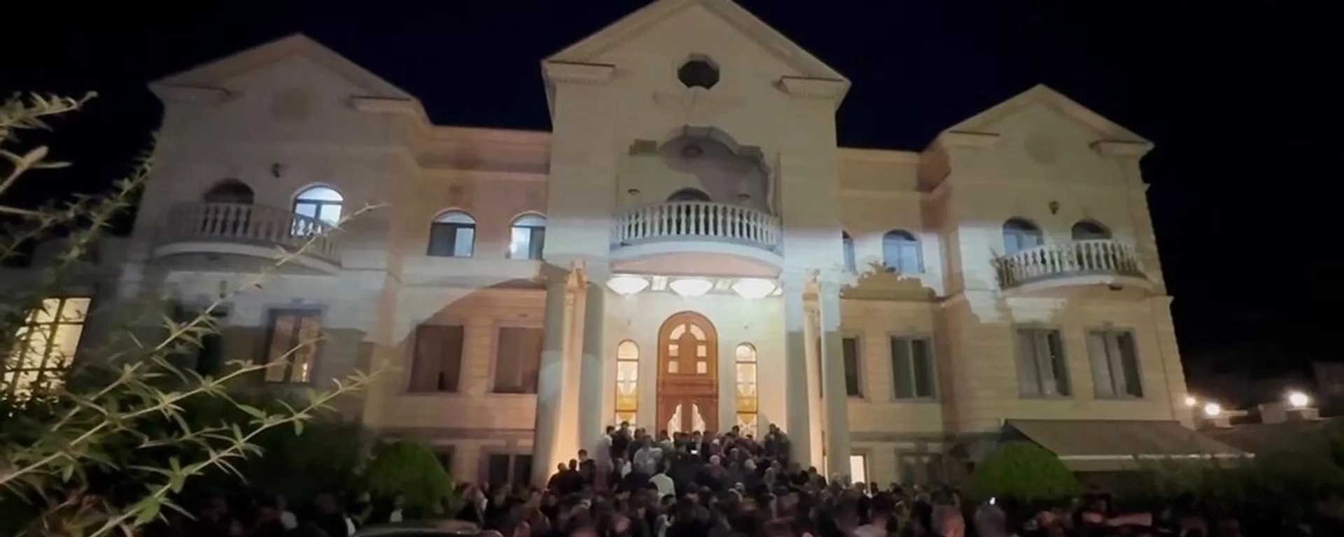 People gather outside the residence of businessman and owner of the Tashir Group of Companies Samvel Karapetyan where searches are carried out by Armenia's National Security Service after his statement criticizing Prime Minister Nikol Pashinyan's attacks on the Armenian Apostolic Church, in Yerevan, Armenia. People gather outside the residence of businessman and owner of the Tashir Group of Companies Samvel Karapetyan where searches are carried out by Armenia's National Security Service after his statement criticizing Prime Minister Nikol Pashinyan's attacks on the Armenian Apostolic Church, in Yerevan, Armenia. - Sputnik International, 1920, 27.06.2025