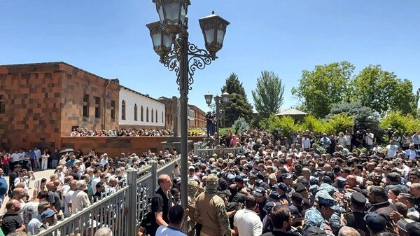 The National Security Service of Armenia entered the residence of the Catholicos in Echmiadzin, where the administrative center of the Armenian Apostolic Church is also located, to detain the head of the Shirak Diocese, Archbishop Mikael Ajapakhyan. A scuffle broke out on the territory of the residence between representatives of the Armenian clergy, believers and law enforcement officers of Armenia. - Sputnik International