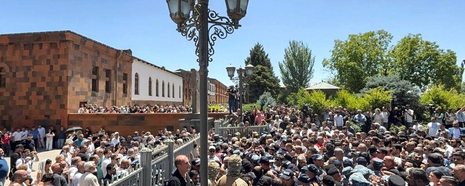 The National Security Service of Armenia entered the residence of the Catholicos in Echmiadzin, where the administrative center of the Armenian Apostolic Church is also located, to detain the head of the Shirak Diocese, Archbishop Mikael Ajapakhyan. A scuffle broke out on the territory of the residence between representatives of the Armenian clergy, believers and law enforcement officers of Armenia. - Sputnik International, 1920, 29.06.2025