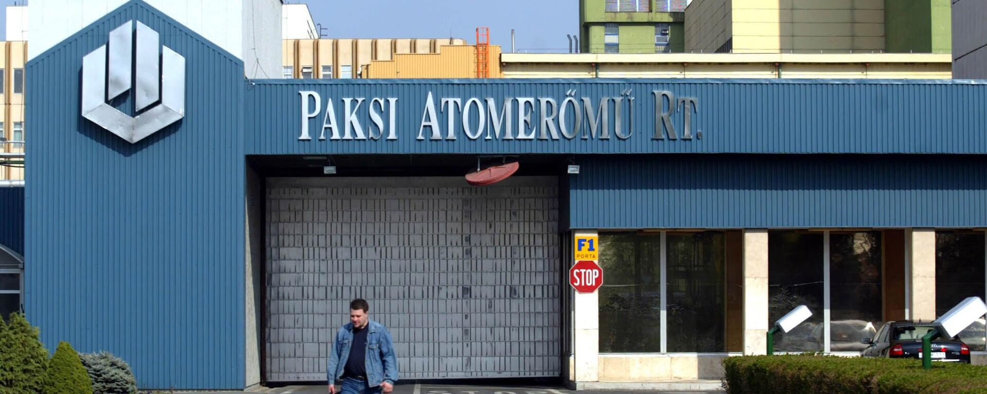 A man walks in front of the main entrance of the Paks Nuclear Power Plant in Paks, some 90 kms south of Budapest, Hungary, Tuesday, April 22, 2003.  - Sputnik International, 1920, 29.06.2025