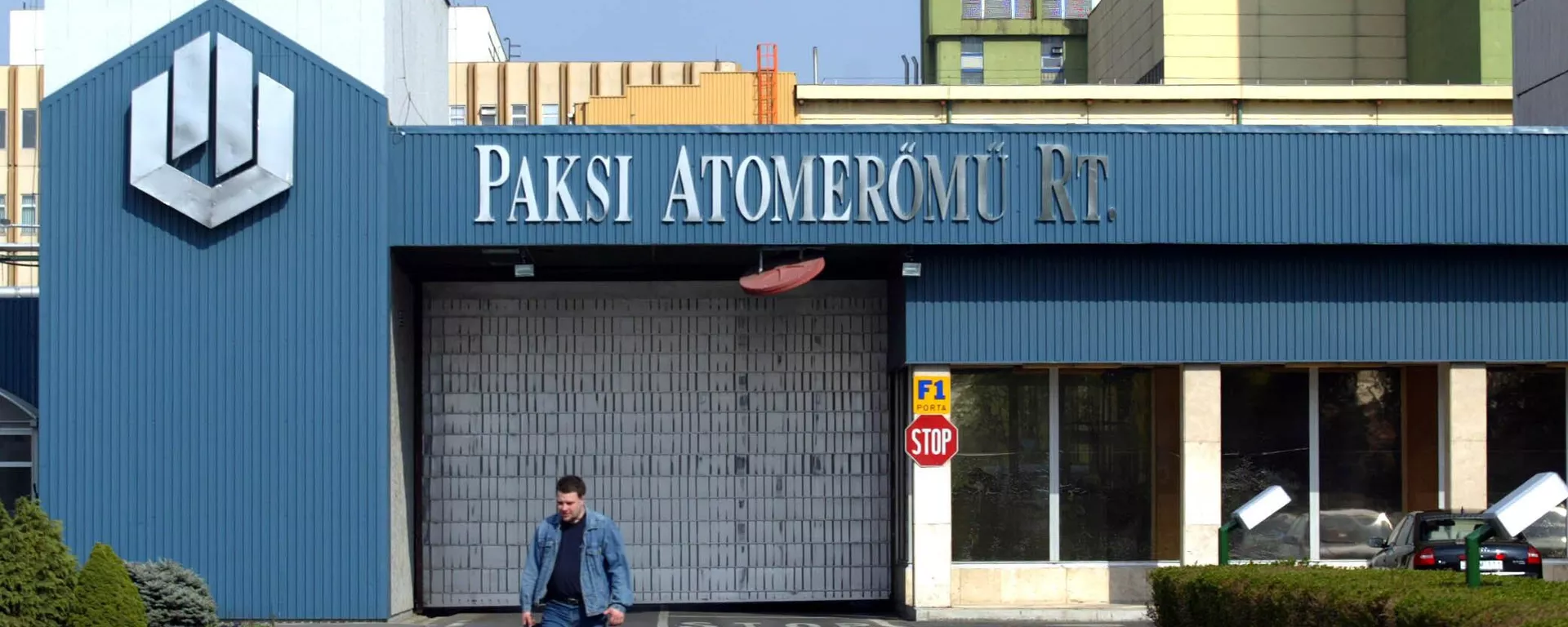 A man walks in front of the main entrance of the Paks Nuclear Power Plant in Paks, some 90 kms south of Budapest, Hungary, Tuesday, April 22, 2003. A man walks in front of the main entrance of the Paks Nuclear Power Plant in Paks, some 90 kms south of Budapest, Hungary, Tuesday, April 22, 2003. - Sputnik International, 1920, 29.06.2025