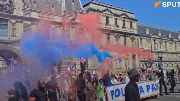 Protesters in Paris slam Macron over Ukraine policy - Sputnik International