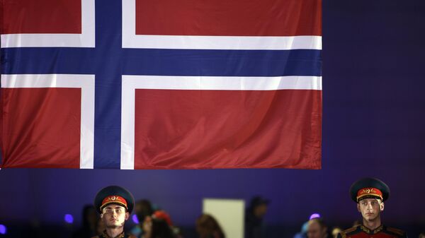 Russian soldiers stand under a Norwegian flag during the medals ceremony for the  men's cross-country sprint at the 2014 Winter Olympics, Wednesday, Feb. 12, 2014, in Sochi, Russia - Sputnik International