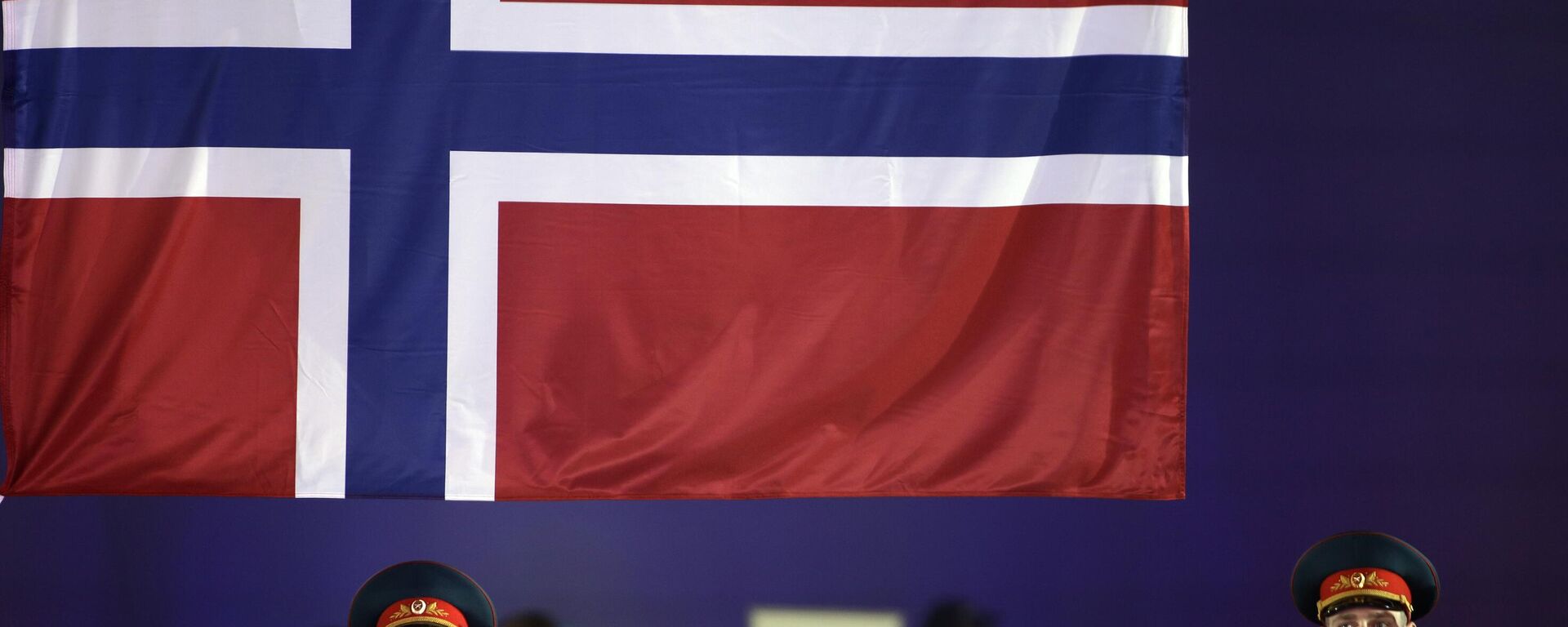 Russian soldiers stand under a Norwegian flag during the medals ceremony for the  men's cross-country sprint at the 2014 Winter Olympics, Wednesday, Feb. 12, 2014, in Sochi, Russia - Sputnik International, 1920, 30.06.2025