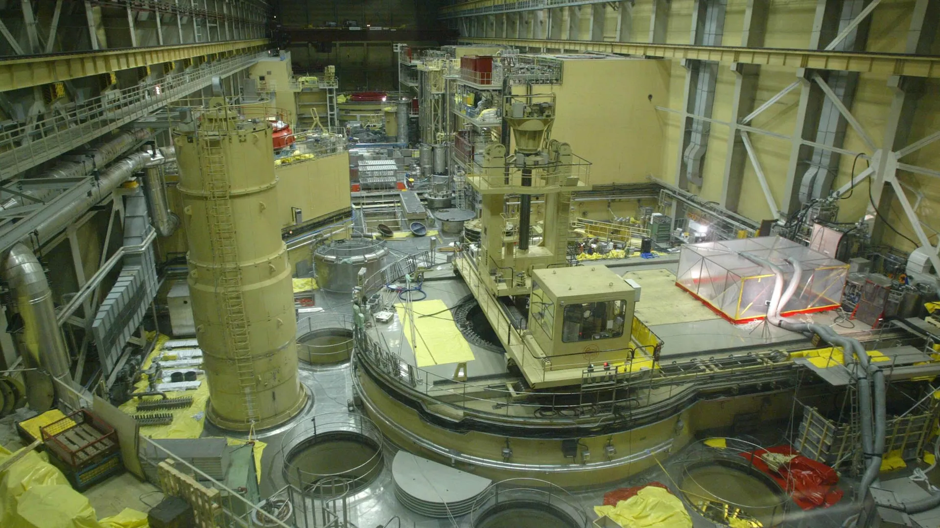 Plastic tent, right, covers the cleaning apparatus of Reactor Block 2 of the Paks Nuclear Power Plant to catch the small amount of still leaking radioactive gas in Paks, some 90 kms south of Budapest, Hungary on Tuesday, April 22, 2003 Plastic tent, right, covers the cleaning apparatus of Reactor Block 2 of the Paks Nuclear Power Plant to catch the small amount of still leaking radioactive gas in Paks, some 90 kms south of Budapest, Hungary on Tuesday, April 22, 2003 - Sputnik International, 1920, 01.07.2025
