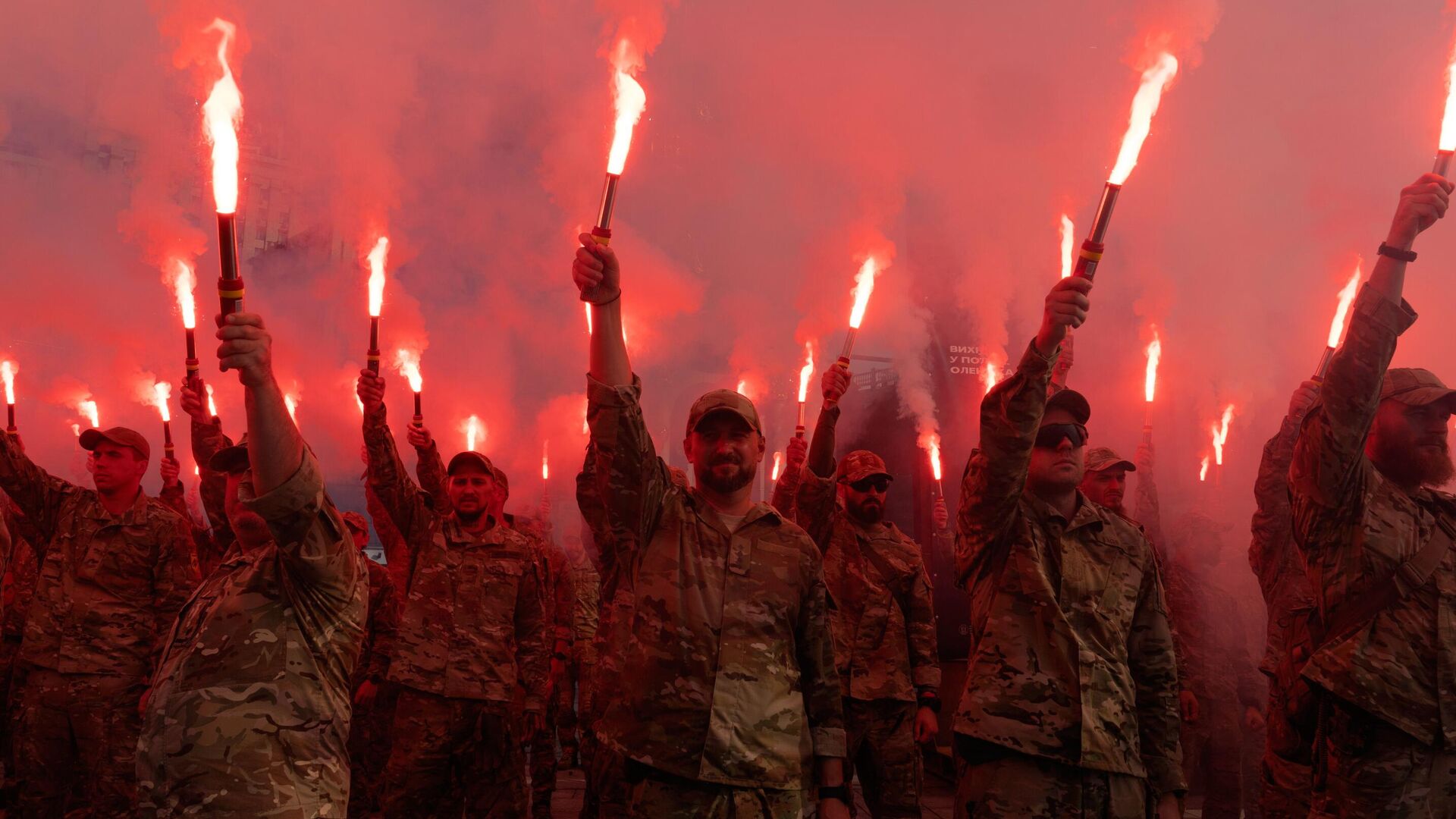 FILE - Soldiers of Ukraine's Azov battalion light flares at a rally demanding the release of prisoners of war at Independence Square in Kiev, Ukraine, Sunday, July 28, 2024. FILE - Soldiers of Ukraine's Azov battalion light flares at a rally demanding the release of prisoners of war at Independence Square in Kiev, Ukraine, Sunday, July 28, 2024. - Sputnik International, 1920, 06.07.2025