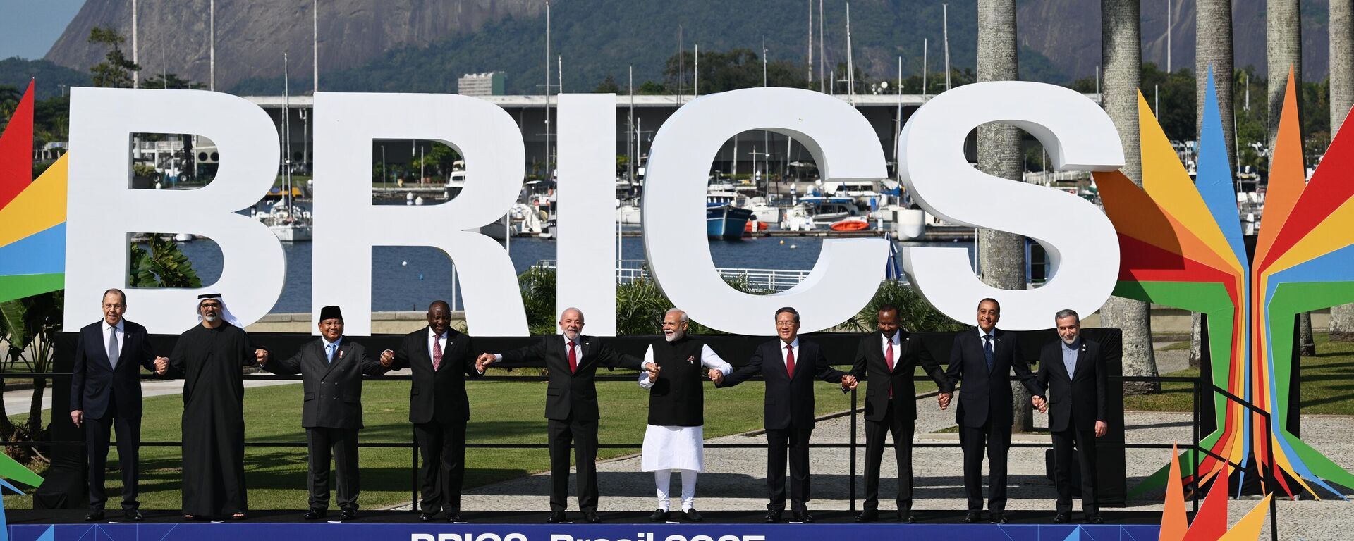 Russian Foreign Minister Sergey Lavrov (left) during a group photo of the participants at the 17th BRICS Summit - Sputnik International, 1920, 16.07.2025