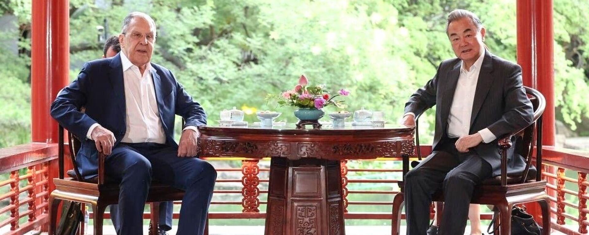 Russian Foreign Minister Sergei Lavrov and Chinese Foreign Minister Wang Yi (right) during a meeting. - Sputnik International, 1920, 13.07.2025