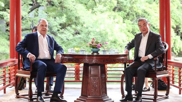 Russian Foreign Minister Sergei Lavrov and Chinese Foreign Minister Wang Yi (right) during a meeting. - Sputnik International
