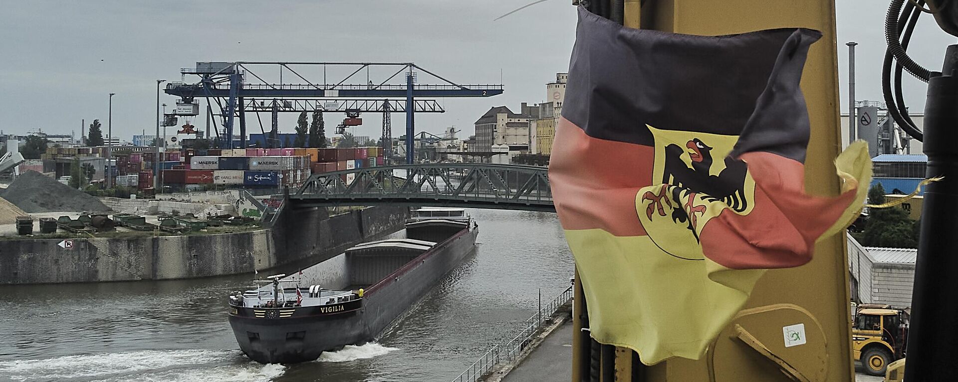 A German flag is fixed at a construction vehicle in the small harbor in Frankfurt, Germany, Wednesday, May 7, 2025.  - Sputnik International, 1920, 21.07.2025