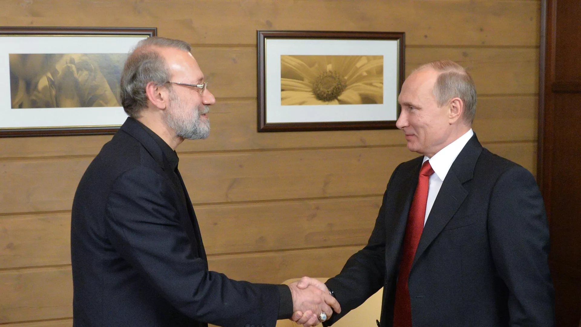 Russian President Vladimir Putin (right) and Ali Larijani - Sputnik International, 1920, 30.01.2026