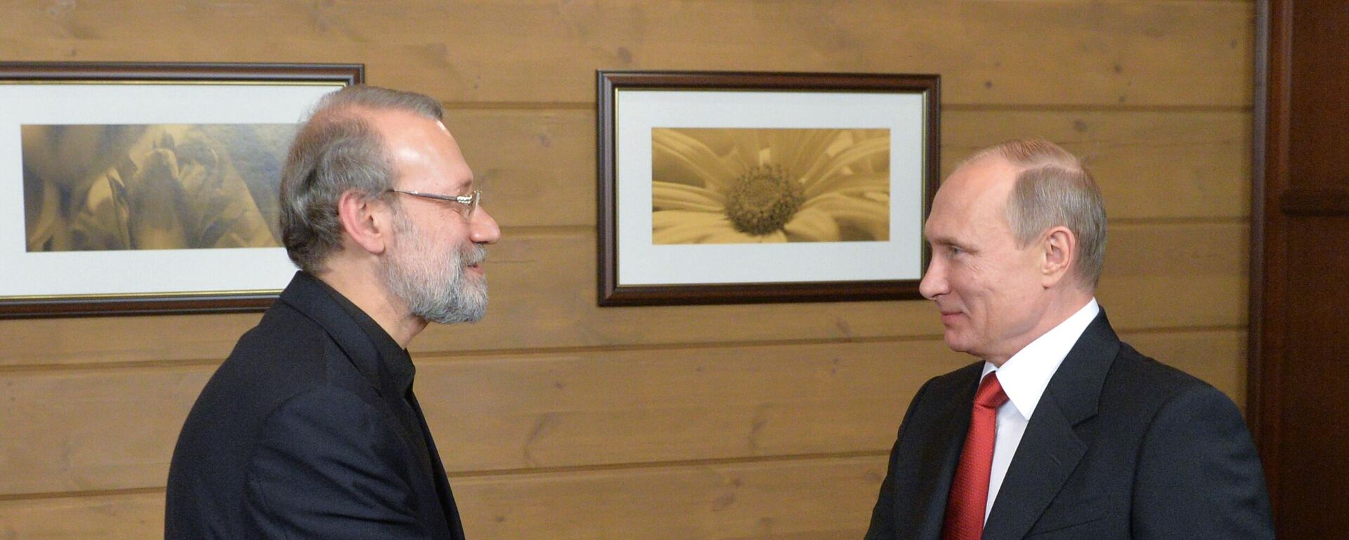 Russian President Vladimir Putin (right) and Ali Larijani - Sputnik International, 1920, 21.07.2025