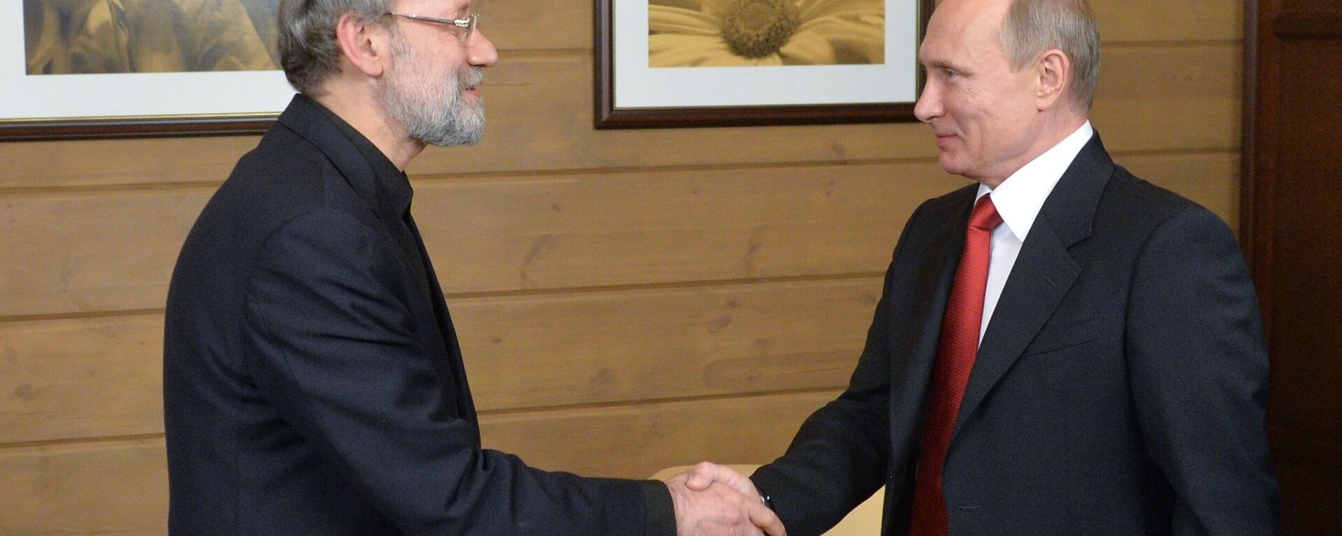 Russian President Vladimir Putin (right) and Ali Larijani - Sputnik International, 1920, 21.07.2025
