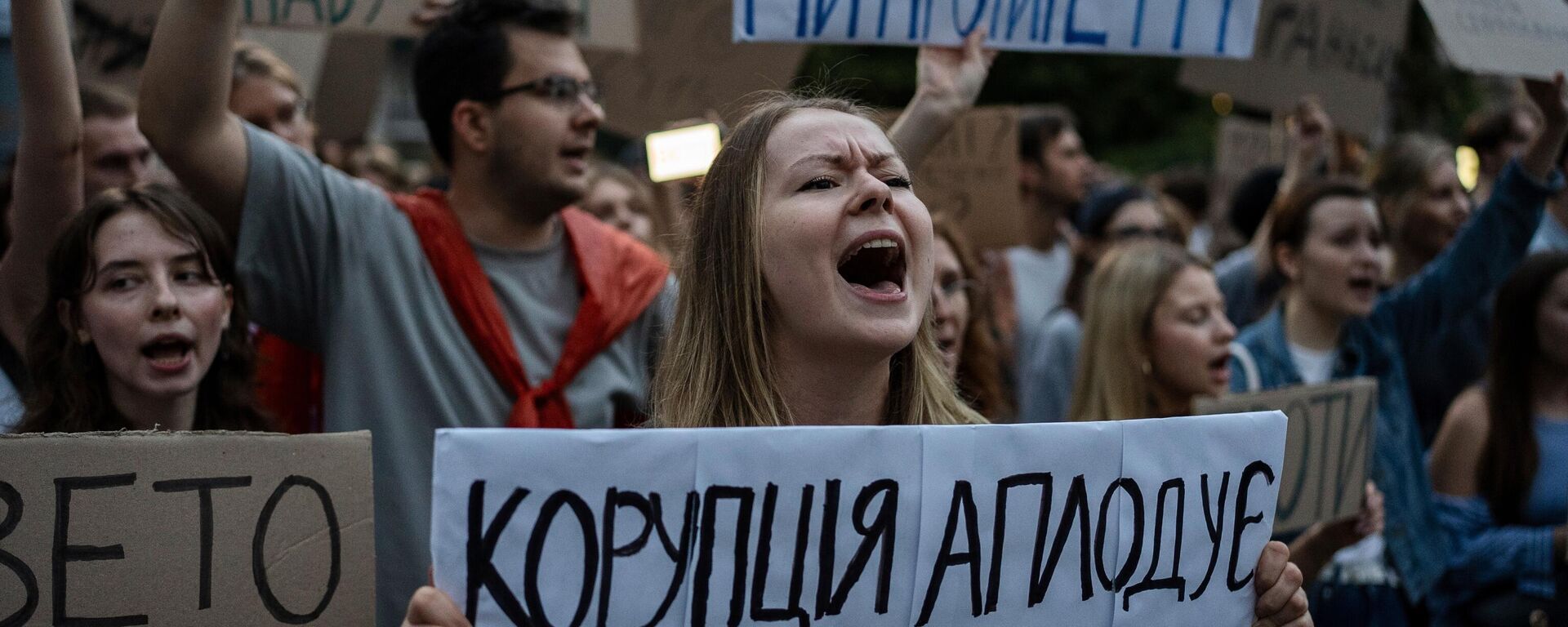 A woman chants while holding a banner that reads, “Corruption Applauds,” during a protest against a law targeting anti-corruption institutions in central Kiev, Ukraine, Tuesday, July 22, 2025 - Sputnik International, 1920, 14.01.2026