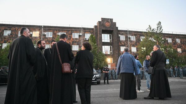 Supporters of Archbishop Mikael Ajapahian, head of the Shirak Diocese of the Armenian Apostolic Church, gather outside the Court of General Jurisdiction of Avan and Nork-Marash Administrative Districts in Yerevan, Armenia.  - Sputnik International