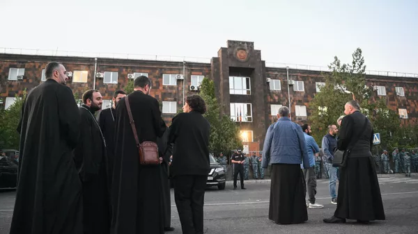 Supporters of Archbishop Mikael Ajapahian, head of the Shirak Diocese of the Armenian Apostolic Church, gather outside the Court of General Jurisdiction of Avan and Nork-Marash Administrative Districts in Yerevan, Armenia.  - Sputnik International