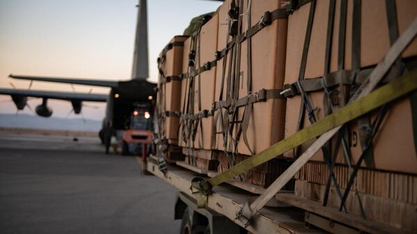 Footage from the preparations for the airdrop of the humanitarian aid - Sputnik International
