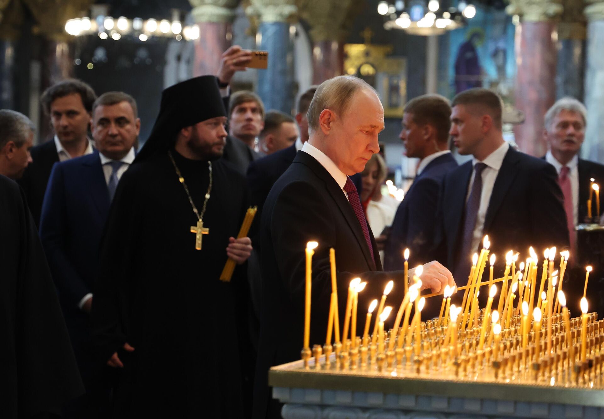 Russian President Vladimir Putin visits the Naval Cathedral of St. Nicholas the Wonderworker in Kronstadt on Russian Navy Day. Russian President Vladimir Putin visits the Naval Cathedral of St. Nicholas the Wonderworker in Kronstadt on Russian Navy Day. - Sputnik International, 1920, 27.07.2025