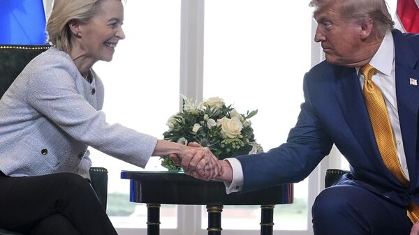 President Donald Trump and Ursula von der Leyen strike a trade deal in Turnberry, Scotland - Sputnik International